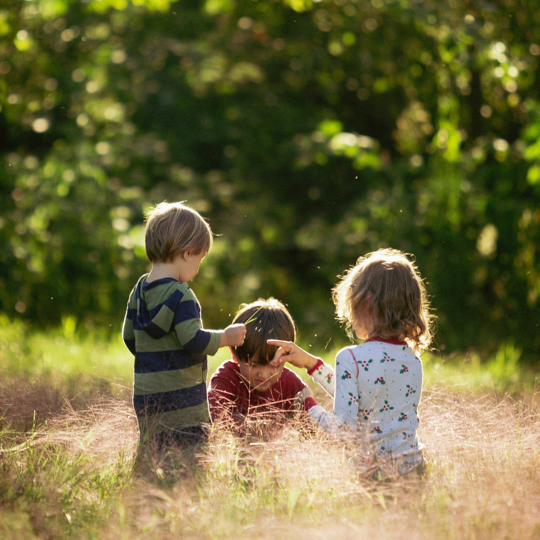 nenos xogando na herba
